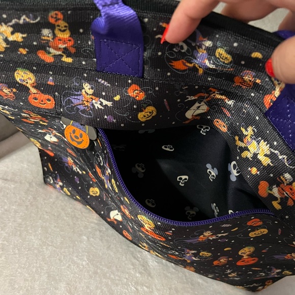NWT Disney Mickey and Friends Harveys Halloween Medium Streamline Tote - Picture 3 of 6